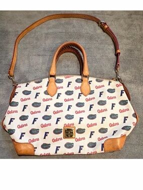 LIKE NEW 🐊🐊Dooney & Bourke Florida Gators Logo Large Satchel in Tan/White.